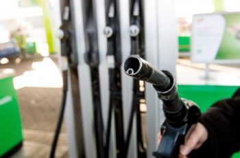 Jelentősen csökken a benzin ára Magyarországon