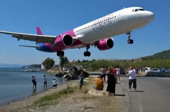 A turistáktól pár méterre landolt a WizzAir egyik gépe