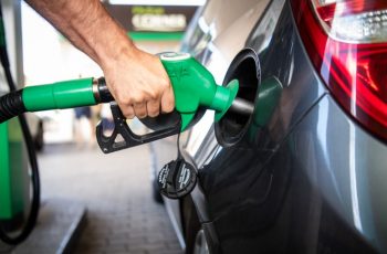 A benzin ára beeshet 480 forint alá