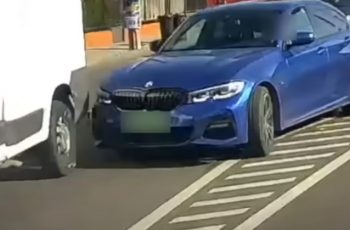 A stoptábla sem zavarta a BMW sofőrjét, lassítás nélkül rongyolt bele egy furgonba Budapesten