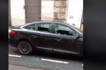 Sorra törték be a parkoló autók ablaküvegét egy budapesti utcában