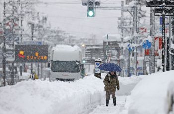 Közel 2 méteres hó Japánban, autósok százai ragadtak az autópályán