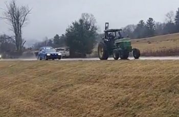Traktorral izzasztották meg a rendőröket