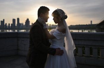 30 nap fizetett szabadságot kapnak a házasok Kínában, hogy nőjön a gyerekszám
