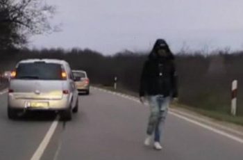 Az autókkal szemben, az út közepén sétált egy férfi Budapesten