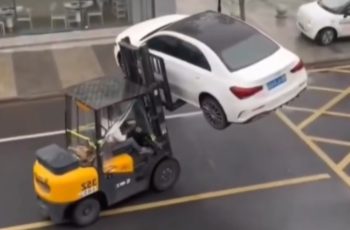 Tilosban parkolt egy Mercedes, videó nélkül senki se hinné el, hogyan takarították el a rendőrök