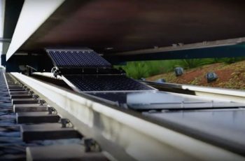 Zseni az ötlet: 5317 km hosszan telepítenének napelemeket a sínek közé
