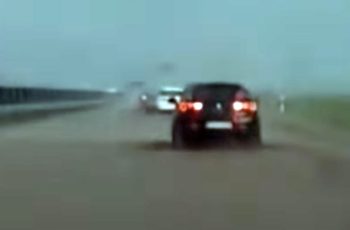 Félelmetes áradás zúdult az M4-esre, víz és sár lepte el az autósokat