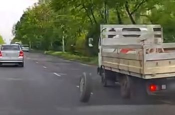 Elszabadult egy közlekedő teherautó kereke Miskolcon