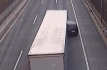 A kamionos nem vette észre a besoroló autót, fékezés nélkül megforgatta az M0-son