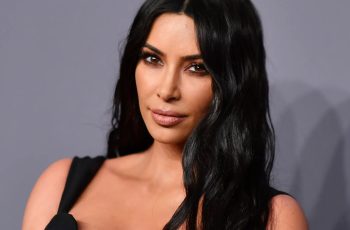 Kim Kardashian a tengerparton cigánykerekezett a tőle megszokott „fürdőruhában”