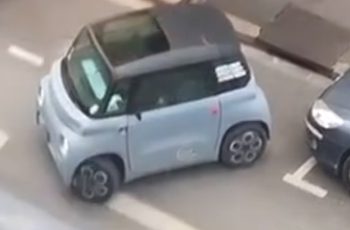 Vett magának egy miniautót, hogy könnyen tudjon parkolni, aztán felvették egy ablakból ezt