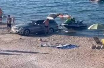A napozók közé hajtott egy magyar autós a horvát tengerparton