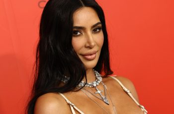 “Ezt a legnagyobb túlzással sem lehet fürdőruhának nevezni” – Kim Kardashian képtelen leállni