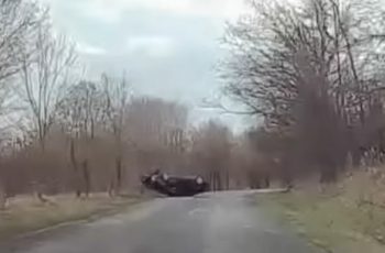 Hatalmasat borult egy autó Gyulaháza és Nyírkarász között