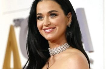 Katy Perry ruhája sok mindent nem bízott a képzeletre a zenei díjátadón