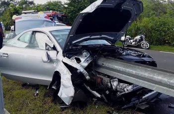 A záróvonalon átvágva a betonfalnak lökte a vétlen sofőrt egy autós az M3-ason – videó